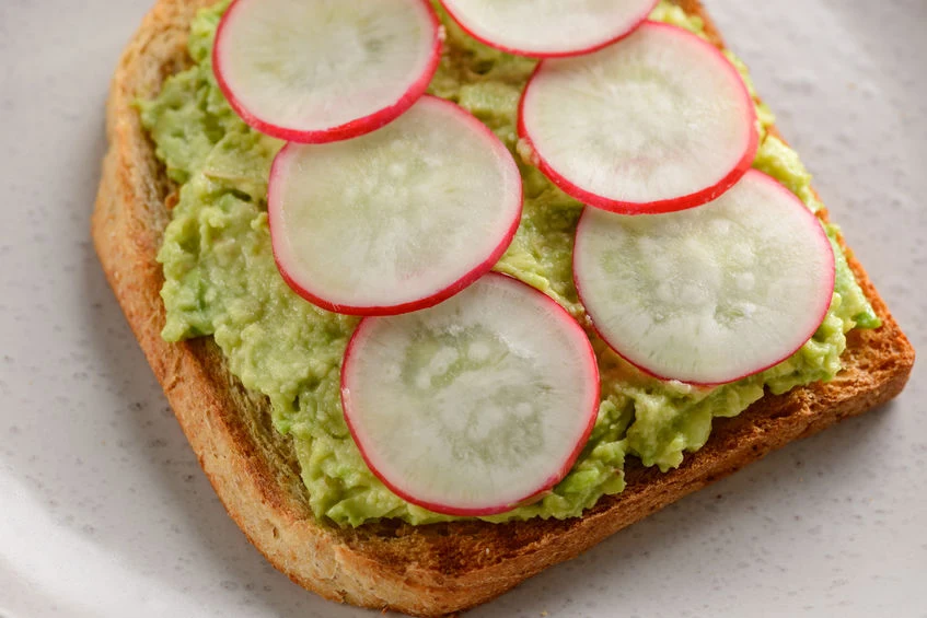 Domowe rzodkiewki możesz jeść jako dodatek do kanapek, sałatek warzywnych i dań obiadowych