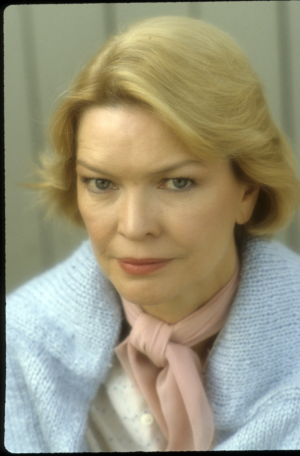 Choć lata 80. i 90. nie obfitowały w zbyt wiele interesujących propozycji aktorskich dla Burstyn, gwiazda nie zniknęła zupełnie z ekranu, pojawiając się m.in. w serialu telewizyjnym "Ellen Burstyn Show". Z niewiadomych przyczyn po przekroczeniu 50. roku życia przyszło jej jednak wcielać się w niemal wyłącznie drugoplanowe role (choć trzeba przyznać, że nawet obecnie - mając ponad 80 lat - wciąż występuje w kilku filmach rocznie).