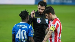 Yaw Yeboah, sędzia Daniel Stefański i Sergiu Hanca