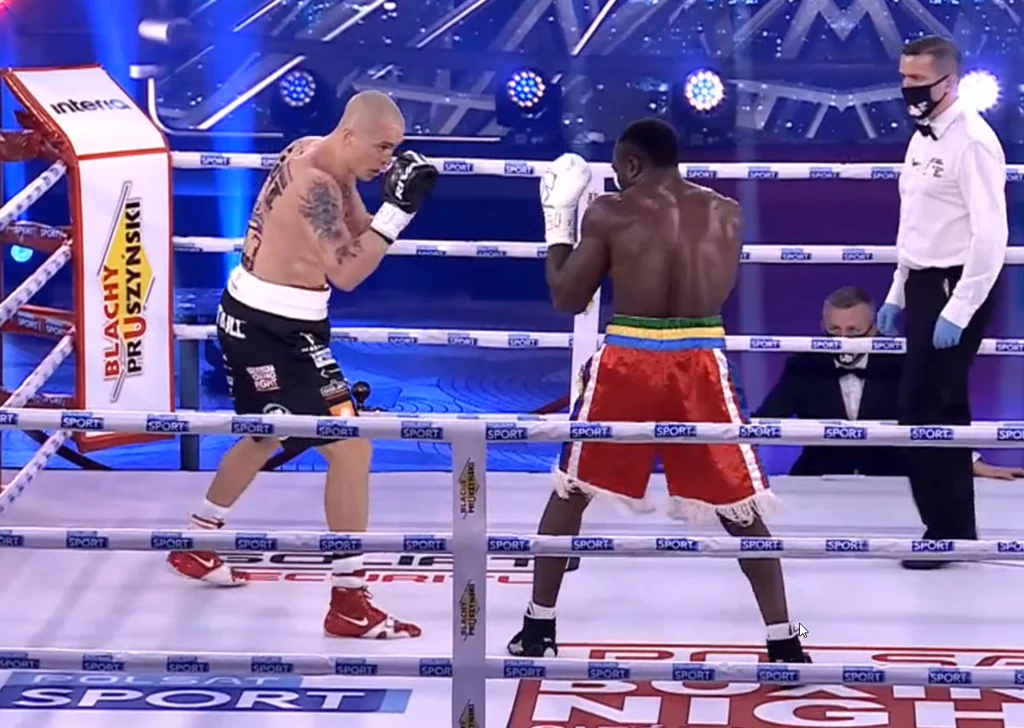Michał Cieślak (z lewej) w walce z Taylorem Mabiką Michał Cieślak (z lewej) w walce z Taylorem Mabiką