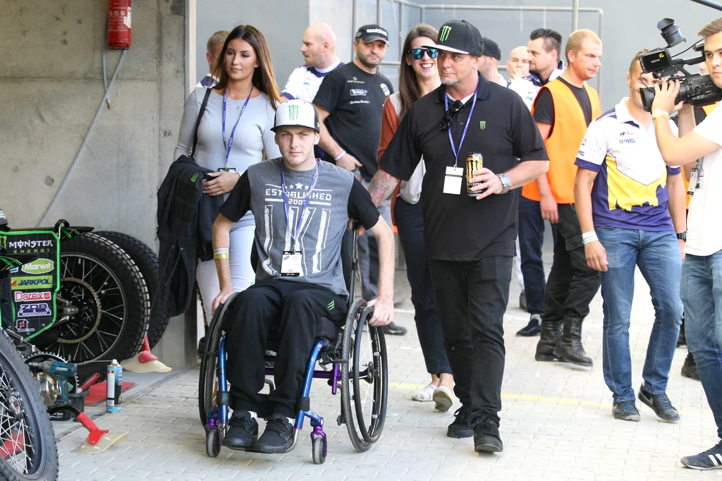 Lizzie Turner i Darcy Ward w towarzystwie Joe Parsonsa (z prawej)
