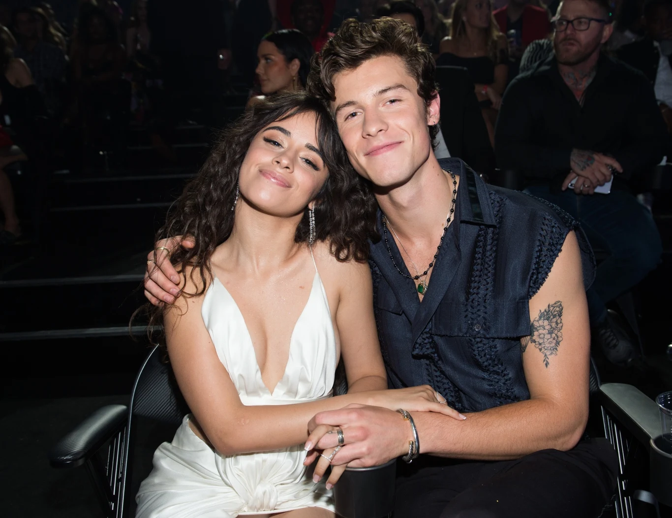 Shawn Mendes i Camila Cabello stworzyli własną wersję świątecznej piosenki Shawn Mendes i Camila Cabello stworzyli własną wersję świątecznej piosenki
