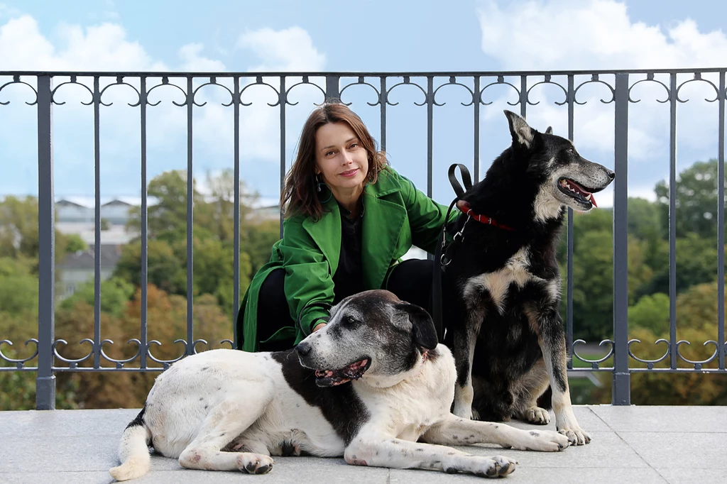 Renata Dancewicz w kalendarzu Wielcy Małym pozuje do zdjęć z Waldim i Hadesem, psami ze schroniska Canis w Kruszewie