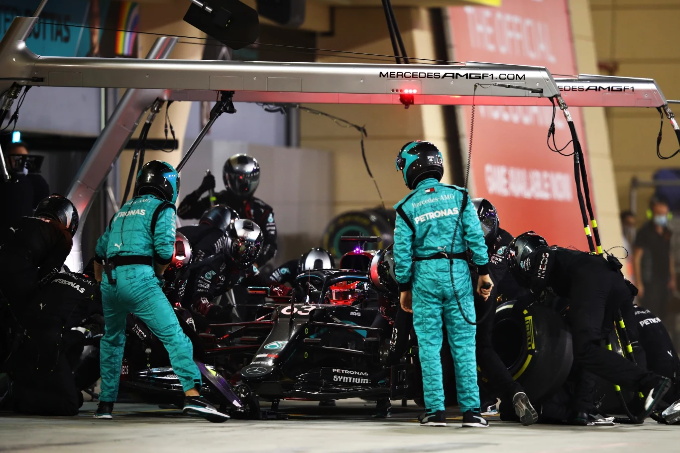 Gdyby nie kuriozalne postępowanie Mercedesa zastępujący Hamiltona Russel wygrałby wyścig w swoim pierwszym starcie w tym zespole... Gdyby nie kuriozalne postępowanie Mercedesa zastępujący Hamiltona Russel wygrałby wyścig w swoim pierwszym starcie w tym zespole...
