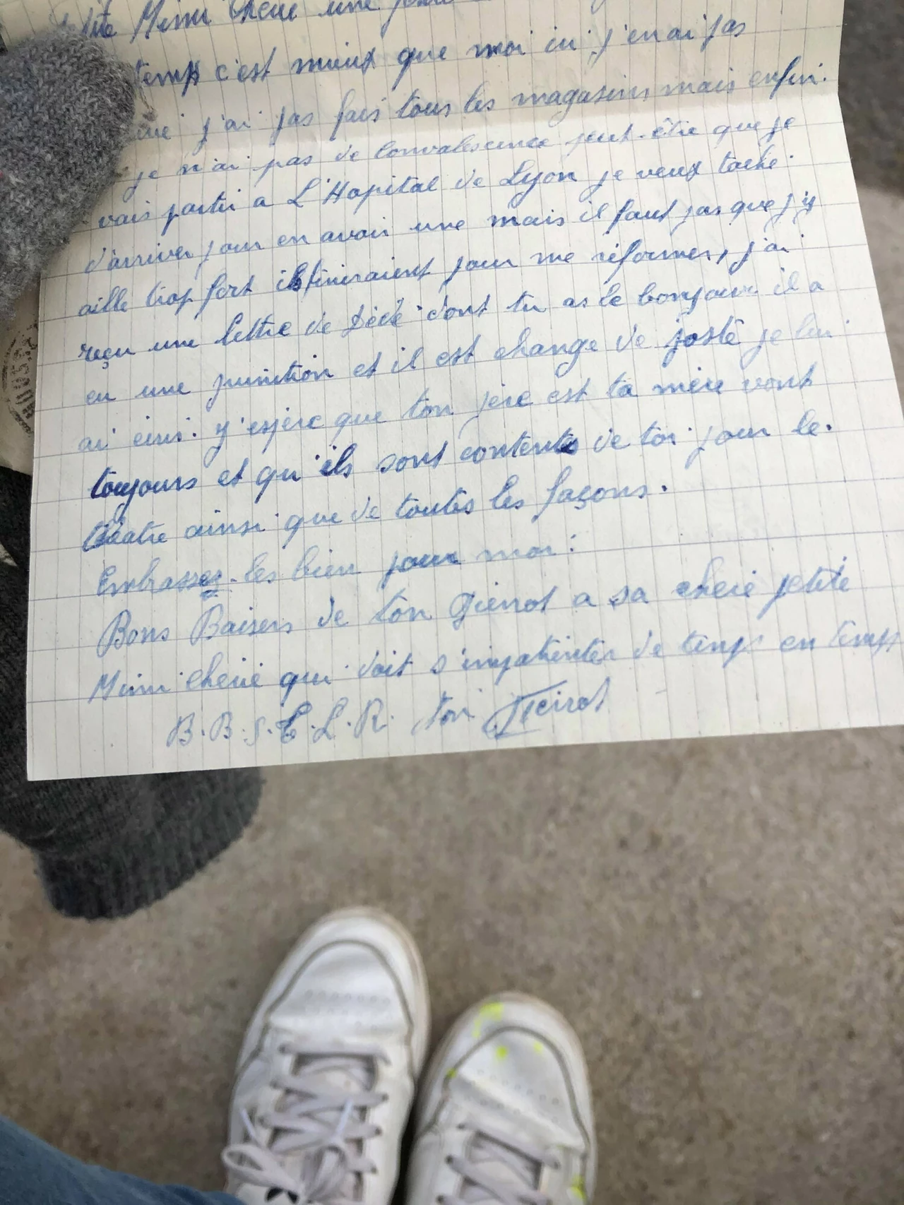 W środku znajdowały się gazety z lat 60. i 70. ubiegłego wieku, jednak na dnie było też też niewielkie pudełko, w którym leżało mnóstwo starych listów. 