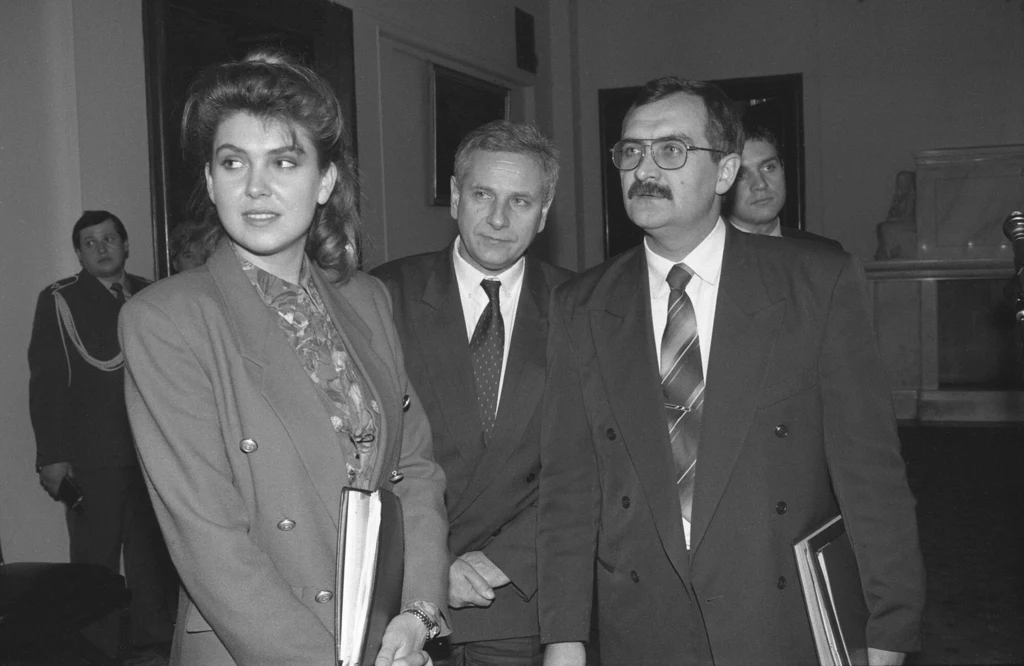 Ewa Wachowicz w 1993 roku w roli rzeczniczki prasowej rządu