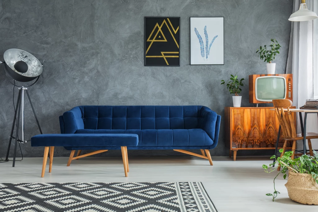 Meble w stylu lat 50. i 60. Perełki designu z połowy XX wieku wróciły do mody całkiem niedawno, ale wiele wskazuje na to, że nie zagoszczą we wnętrzach na długo. Przyczyna? Dosyć prosta. Choć takie meble są estetycznie bardzo wyrafinowane, pod względem funkcjonalności pozostają nieco w tyle. Przez ostatnich kilkadziesiąt lat projektanci nie próżnowali i znaleźli sporo ułatwiających życie rozwiązań. Teraz, kiedy w domach spędzamy o wiele więcej czasu, już nie wystarczy by meble „wyglądały”. Wygoda i użyteczność stały się ważniejsze niż kiedykolwiek. Co zrobić jeśli już postawiliśmy na wystrój retro? Jeśli tylko nie zrobiliśmy z mieszkania muzeum PRL-u, bez trudu wkomponujemy pojedyncze sztuki w nowe aranżacje. IG Meble w stylu lat 50. i 60. Perełki designu z połowy XX wieku wróciły do mody całkiem niedawno, ale wiele wskazuje na to, że nie zagoszczą we wnętrzach na długo. Przyczyna? Dosyć prosta. Choć takie meble są estetycznie bardzo wyrafinowane, pod względem funkcjonalności pozostają nieco w tyle. Przez ostatnich kilkadziesiąt lat projektanci nie próżnowali i znaleźli sporo ułatwiających życie rozwiązań. Teraz, kiedy w domach spędzamy o wiele więcej czasu, już nie wystarczy by meble „wyglądały”. Wygoda i użyteczność stały się ważniejsze niż kiedykolwiek. Co zrobić jeśli już postawiliśmy na wystrój retro? Jeśli tylko nie zrobiliśmy z mieszkania muzeum PRL-u, bez trudu wkomponujemy pojedyncze sztuki w nowe aranżacje. IG