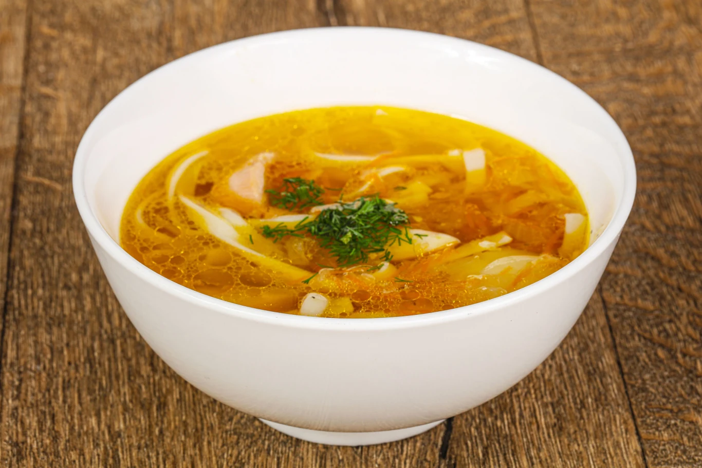 Czy dodawanie do rosołu przypalonej cebuli to dobry pomysł? Czy dodawanie do rosołu przypalonej cebuli to dobry pomysł?