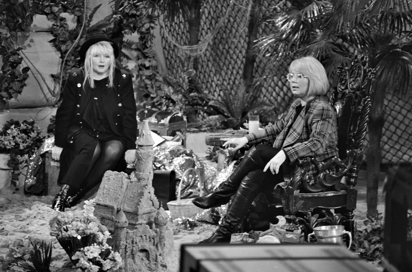 W życiu prywatnym Maryla Rodowicz była związana z m.in. aktorem Danielem Olbrychskim, fotografem Krzysztofem Gierałtowskim i Krzysztofem Jasińskim (ma z nim dwójkę dzieci - Jana i Katarzynę). W 1986 r. wyszła za Andrzeja Dużyńskiego, z którym ma syna Jędrzeja. Świadkami na ślubie byli Agnieszka Osiecka i Seweryn Krajewski. Z Dużyńskim od 2016 r. pozostaje w separacji, a według informacji plotkarskich mediów ich rozwód wciąż się nie zakończył. Z królową polskiej telewizji Niną Terentiew - 1993 r.