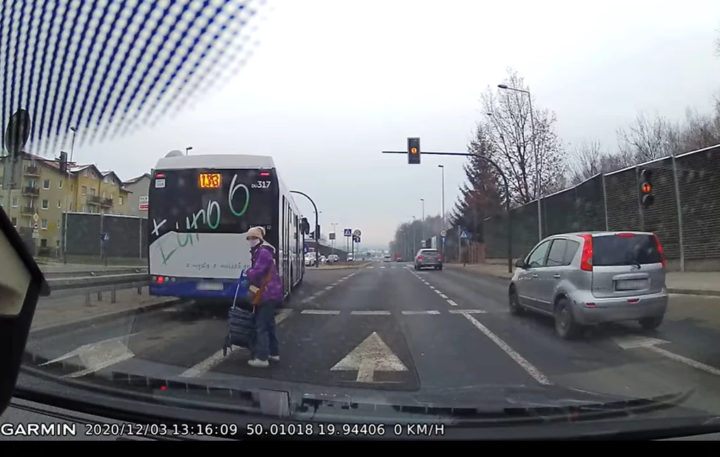 Gdy autobus ruszył kobieta została na środku trzypasmowej drogi...