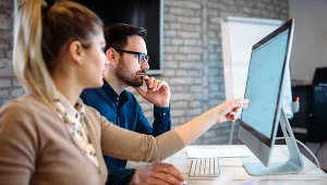 Kiedy mówimy o osobie, która wchodzi na rynek bez doświadczenia i chce przede wszystkim otrzymać szansę od pracodawcy, to zarabia około 2,5-3 tys. zł netto na start. Jeżeli jej nauka będzie szła harmonijnie, to po roku-dwóch te zarobki mogą sięgać 5-7 tys. zł