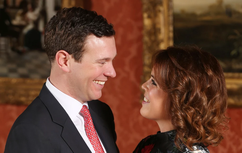 Wrzesień: Księżniczka Eugenia spodziewa się dziecka Pałac Buckingham podzielił się radosnymi wieściami z podwładnymi za pomocą mediów społecznościowych. Księżniczka Eugenia i Jack Brooksbank spodziewają się pierwszego dziecka. Przypomnijmy, że para pobrała się w 2018 roku w kaplicy św. Jerzego. Pierwszy potomek pary pojawi się na świecie już za niedługo, a królowa Elżbieta II zostanie ponownie prababcią. "Jej Królewska Wysokość Księżniczka Eugenia i Pan Jack Brooksbank z ogromną przyjemnością ogłaszają, że ich pierwsze dziecko pojawi się na świecie na początku 2021 roku” – ogłosił pałacowy rzecznik. Wrzesień: Księżniczka Eugenia spodziewa się dziecka Pałac Buckingham podzielił się radosnymi wieściami z podwładnymi za pomocą mediów społecznościowych. Księżniczka Eugenia i Jack Brooksbank spodziewają się pierwszego dziecka. Przypomnijmy, że para pobrała się w 2018 roku w kaplicy św. Jerzego. Pierwszy potomek pary pojawi się na świecie już za niedługo, a królowa Elżbieta II zostanie ponownie prababcią. "Jej Królewska Wysokość Księżniczka Eugenia i Pan Jack Brooksbank z ogromną przyjemnością ogłaszają, że ich pierwsze dziecko pojawi się na świecie na początku 2021 roku” – ogłosił pałacowy rzecznik.