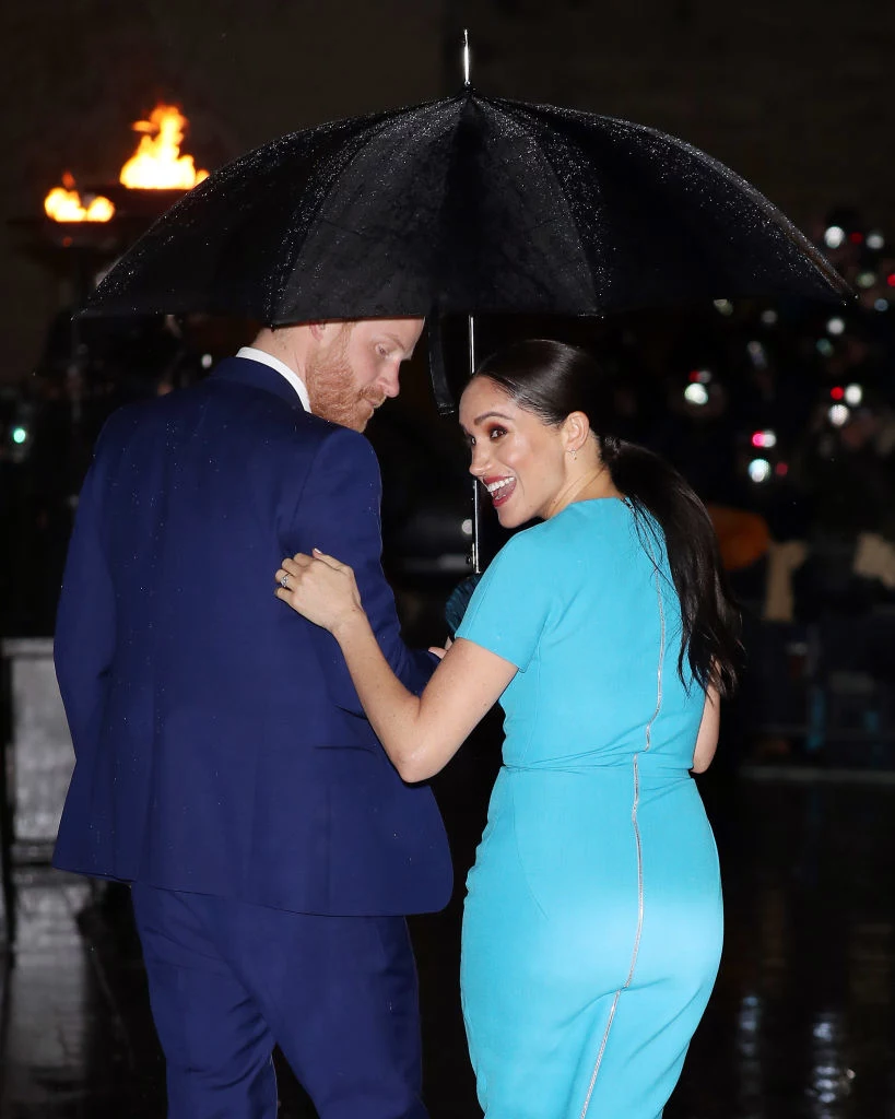 Marzec: Ostatnie zobowiązania wobec królowej Elżbiety II Meghan i Harry przylecieli do Wielkiej Brytanii, aby dopełnić ostatnich obowiązków przed opuszczeniem rodziny królewskiej. Marzec był więc dla pary ostatnim miesiącem intensywnej pracy, a zarazem początkiem upragnionej wolności. Meghan i Harry pojawili się w tym czasie, między innymi, na rozdaniu Endeabour Fund Awards. To był pamiętny wieczór! O kreacji Markle rozpisywały się media na całym świecie. Już wtedy księżna poczuła się swobodnie, ponieważ założyła na tę okazję obcisłą, turkusową sukienkę Victorii Beckham, która nie przystawała do królewskich standardów. W marcu media zaczęły spekulować nad przyszłością Sussexów. Para zrezygnowała z tytułów i nie mogła liczyć na finansowe wsparcie rodziny. Wiele mówiło się o powrocie Meghan do aktorstwa. Marzec: Ostatnie zobowiązania wobec królowej Elżbiety II Meghan i Harry przylecieli do Wielkiej Brytanii, aby dopełnić ostatnich obowiązków przed opuszczeniem rodziny królewskiej. Marzec był więc dla pary ostatnim miesiącem intensywnej pracy, a zarazem początkiem upragnionej wolności. Meghan i Harry pojawili się w tym czasie, między innymi, na rozdaniu Endeabour Fund Awards. To był pamiętny wieczór! O kreacji Markle rozpisywały się media na całym świecie. Już wtedy księżna poczuła się swobodnie, ponieważ założyła na tę okazję obcisłą, turkusową sukienkę Victorii Beckham, która nie przystawała do królewskich standardów. W marcu media zaczęły spekulować nad przyszłością Sussexów. Para zrezygnowała z tytułów i nie mogła liczyć na finansowe wsparcie rodziny. Wiele mówiło się o powrocie Meghan do aktorstwa.