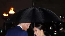 Marzec: Ostatnie zobowiązania wobec królowej Elżbiety II

Meghan i Harry przylecieli do Wielkiej Brytanii, aby dopełnić ostatnich obowiązków przed opuszczeniem rodziny królewskiej. Marzec był więc dla pary ostatnim miesiącem intensywnej pracy, a zarazem początkiem upragnionej wolności. Meghan i Harry pojawili się w tym czasie, między innymi, na rozdaniu Endeabour Fund Awards. 

To był pamiętny wieczór! O kreacji Markle rozpisywały się media na całym świecie. Już wtedy księżna poczuła się swobodnie, ponieważ założyła na tę okazję obcisłą, turkusową sukienkę Victorii Beckham, która nie przystawała do królewskich standardów.

W marcu media zaczęły spekulować nad przyszłością Sussexów. Para zrezygnowała z tytułów i nie mogła liczyć na finansowe wsparcie rodziny. Wiele mówiło się o powrocie Meghan do aktorstwa. 
