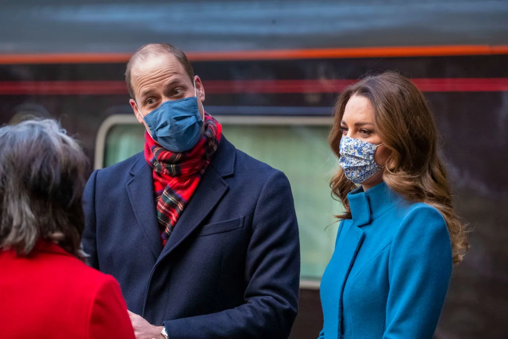 Grudzień: Kate i Wiliam wyruszają w trasę po Wielkiej Brytanii Książęta Cambridge wybrali się w kilkudniową podróż, podczas której spotkają się z pracownikami wspierających walkę z pandemią branż. Para wybrała się w trasę oryginalnym środkiem transportu. W pierwszą niedzielę grudnia pojawili się na londyńskiej Euston Station i wsiedli do Royal Train – niezwykłego pociągu, z którego po raz pierwszy korzystała w 1842 roku królowa Wiktoria. Książęca para przemierzy królewskim pociągiem aż 800 kilometrów. Zwieńczeniem tej trasy ma być wideokonferencja z Elżbietą II. Grudzień: Kate i Wiliam wyruszają w trasę po Wielkiej Brytanii Książęta Cambridge wybrali się w kilkudniową podróż, podczas której spotkają się z pracownikami wspierających walkę z pandemią branż. Para wybrała się w trasę oryginalnym środkiem transportu. W pierwszą niedzielę grudnia pojawili się na londyńskiej Euston Station i wsiedli do Royal Train – niezwykłego pociągu, z którego po raz pierwszy korzystała w 1842 roku królowa Wiktoria. Książęca para przemierzy królewskim pociągiem aż 800 kilometrów. Zwieńczeniem tej trasy ma być wideokonferencja z Elżbietą II.