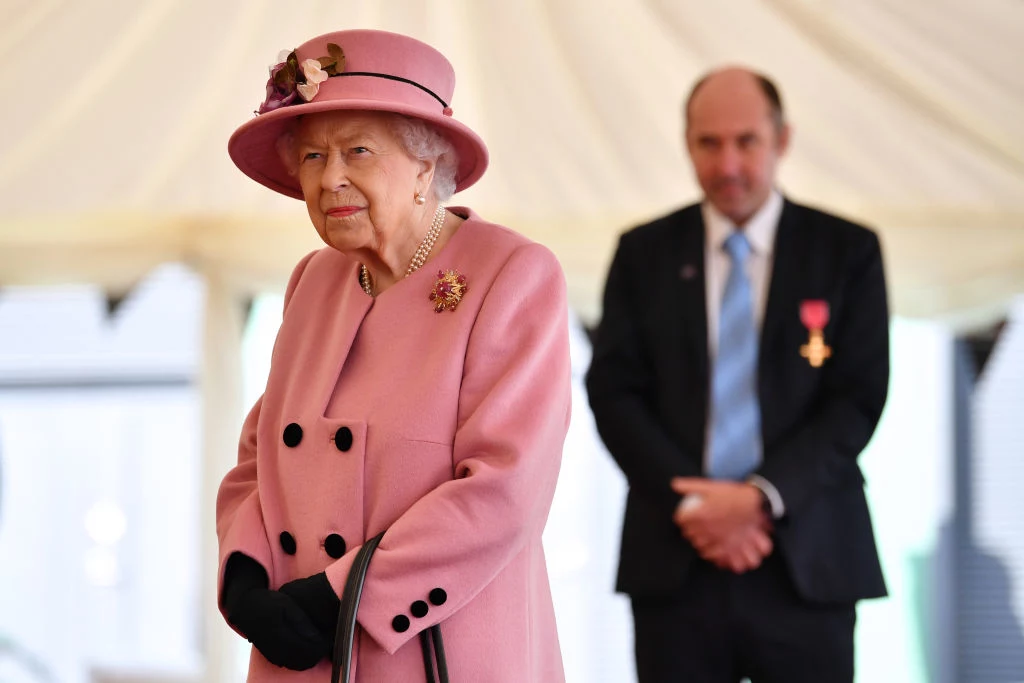 Październik: Pierwsze wyjście królowej od początku pandemii Królowa Elżbieta II po raz pierwszy od początku pandemii opuściła mury Pałacu Buckingham. Wraz z księciem Williamem odwiedziła Laboratorium Nauki i Technologii Obrony w Porton Down. Ze względu na podeszły wiek, monarchini wraz z wybuchem epidemii koronawirusa odsunęła się w cień i odizolowała. Ciężar królewskich obowiązków przejęli księżna Kate i książę William. Przed wizytą pracownicy laboratorium wykonali testy na obecność koronawirusa i starannie przygotowali się na spotkanie z królową. Elżbieta przybyła na miejsce helikopterem i zachowywała dystans z rozmówcami. Październik: Pierwsze wyjście królowej od początku pandemii Królowa Elżbieta II po raz pierwszy od początku pandemii opuściła mury Pałacu Buckingham. Wraz z księciem Williamem odwiedziła Laboratorium Nauki i Technologii Obrony w Porton Down. Ze względu na podeszły wiek, monarchini wraz z wybuchem epidemii koronawirusa odsunęła się w cień i odizolowała. Ciężar królewskich obowiązków przejęli księżna Kate i książę William. Przed wizytą pracownicy laboratorium wykonali testy na obecność koronawirusa i starannie przygotowali się na spotkanie z królową. Elżbieta przybyła na miejsce helikopterem i zachowywała dystans z rozmówcami.