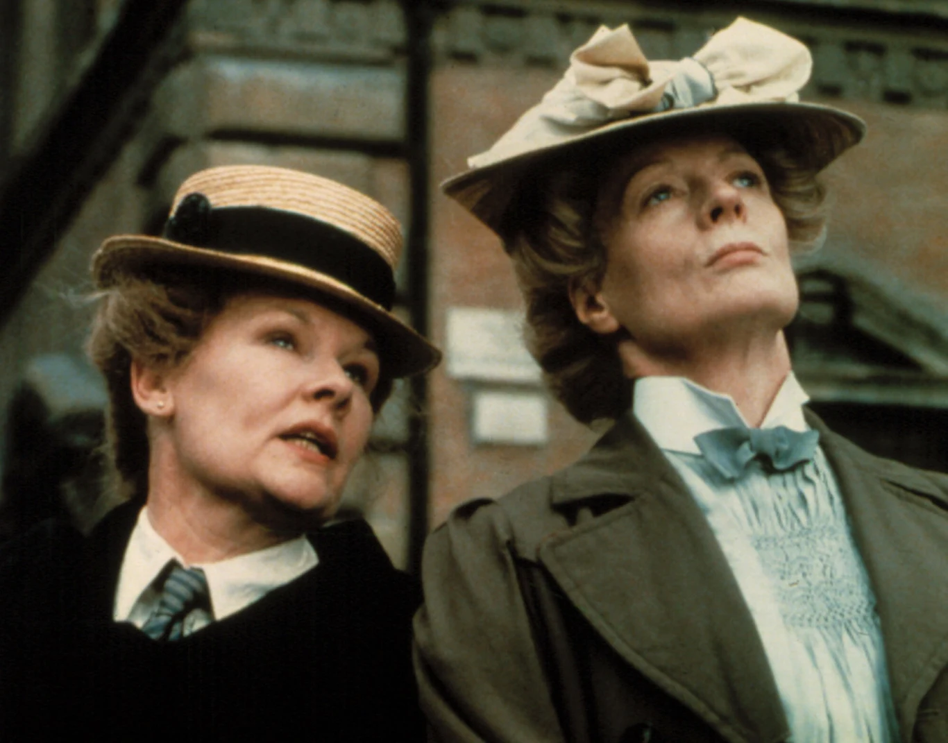 Pierwszą naprawdę ważną filmową rolę Dench zagrała dopiero w wieku 51 lat. Aktorkę oglądaliśmy w wyróżnionym trzema Oscarami "Pokoju z widokiem" (1985) Jamesa Ivory'ego, u boku m.in. innej wybitnej brytyjskiej artystki, Maggie Smith.