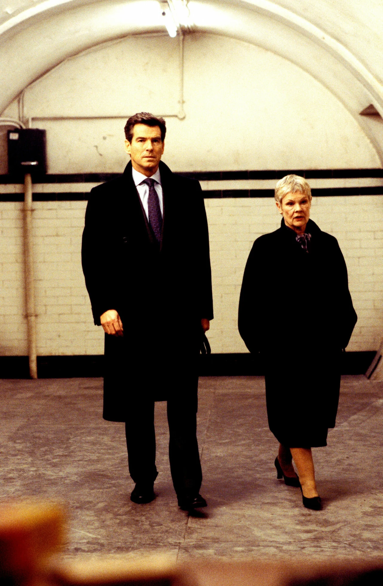 Masową popularność przyniosła Dench kreacja M w serii filmów o Jamesie Bondzie. W 1995 roku, gdy Martin Campbell powierzał jej rolę szefowej 007 w "GoldenEye", wydawało się nieprawdopodobne, że mało znana brytyjska aktorka, o tak niewielkim filmowym dorobku, zyska sympatię widzów z całego świata. Tymczasem artystka była tak przekonująca, że kolejni reżyserzy nie wyobrażali sobie swoich filmów o najsłynniejszym ekranowym agencie bez Dench w obsadzie.

Efekt był taki, że aktorka jako M pojawiła się aż 7 razy, w czterech filmach z Piercem Brosnanem (wspomniany "GoldenEye", "Jutro nie umiera nigdy", "Świat to za mało", "Śmierć nadejdzie jutro"), a także czterech z Danielem Craigiem ("Casino Royale", "007 Quantum of Solace", "Skyfall" i "Spectre" - w retrospekcjach). W najnowszej produkcji zatytułowanej "Nie czas umierać" już jej nie zobaczymy - w roli M. zastąpił ją jakiś czas temu Ralph Fiennes.