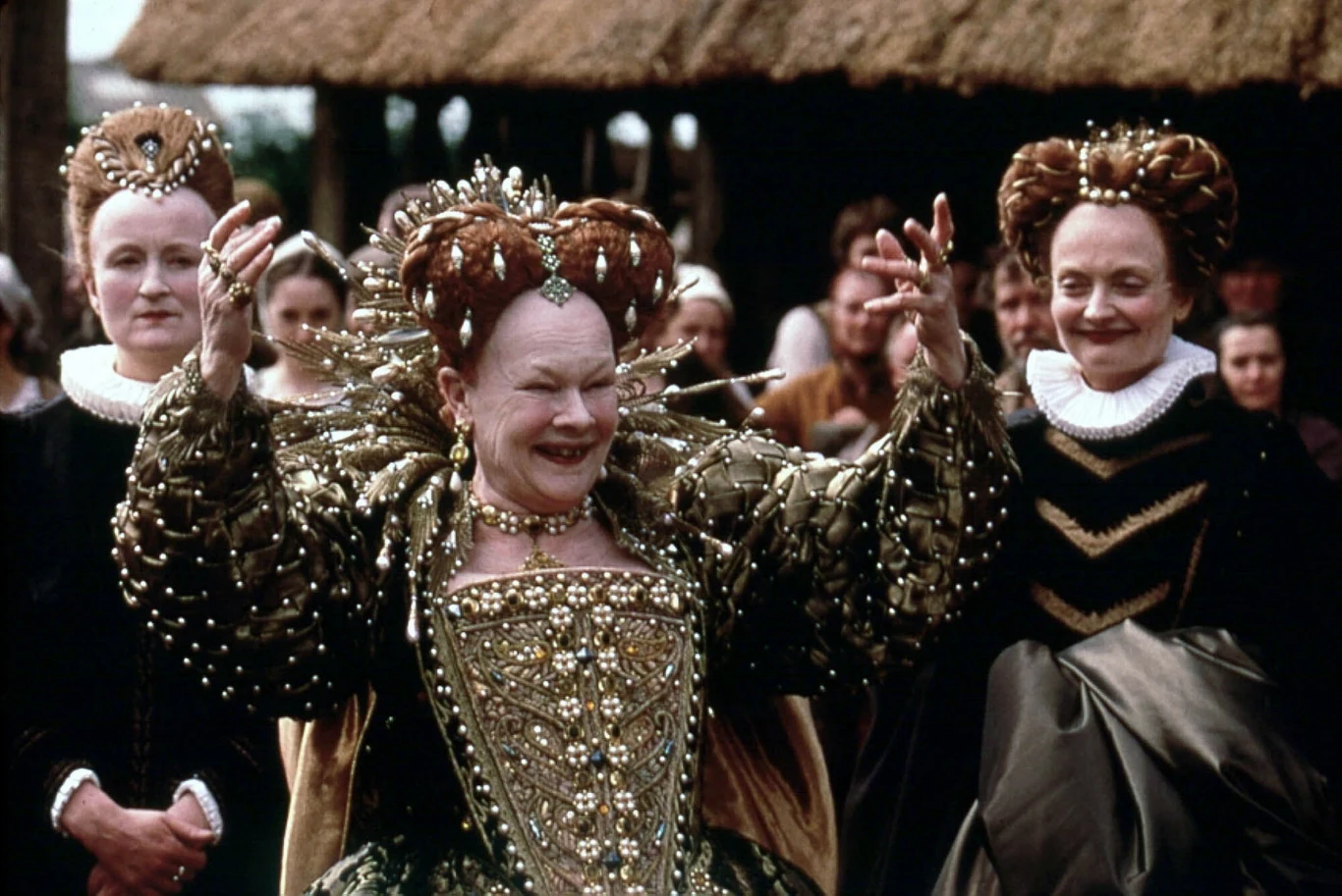 Swoją kolejną kreacją Dench dokonała sztuki niewiarygodnej. Choć przebywała na ekranie przez zaledwie osiem minut, została nagrodzona Oscarem. Akademia Filmowa przyznała go jej za rolę królowej Elżbiety w kolejnym w jej dorobku obrazie Johna Maddena zatytułowanym "Zakochany Szekspir" (obraz łącznie otrzymał aż siedem statuetek).