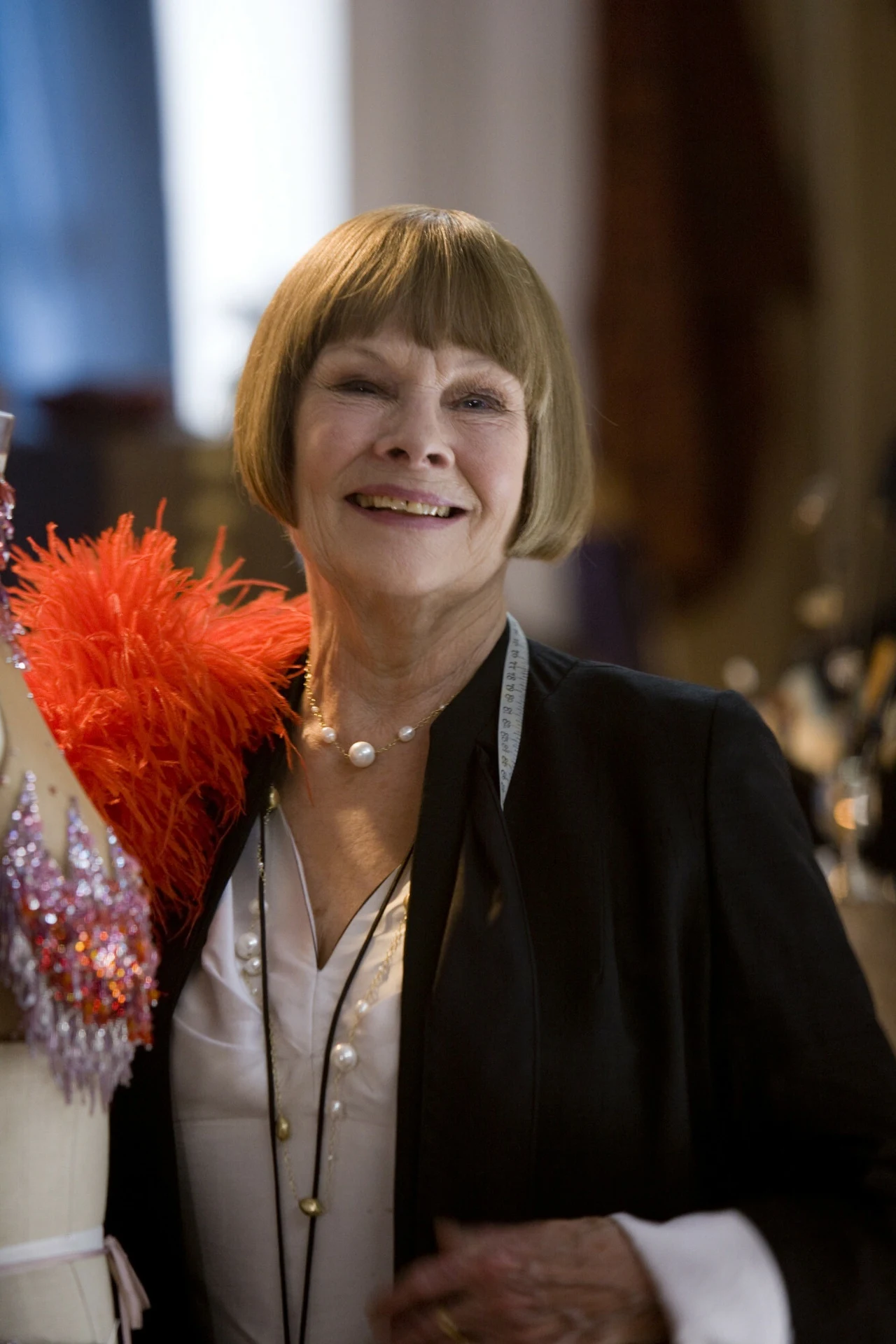 Z kolei w musicalu "Nine - Dziewięć" (2009) Roba Marshalla Dench udowodniła, że potrafi zawładnąć sceną i nie tylko fenomenalnie grać, ale też śpiewać. Wzorowany na klasycznym "Osiem i pół" Felliniego obraz opowiadał o sławnym reżyserze, który próbuje uporać się z brakiem weny.