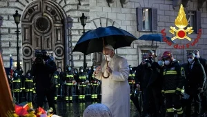 Papież Franciszek niespodziewanie pojechał pod Statuę Niepokalanej w sercu Rzymu