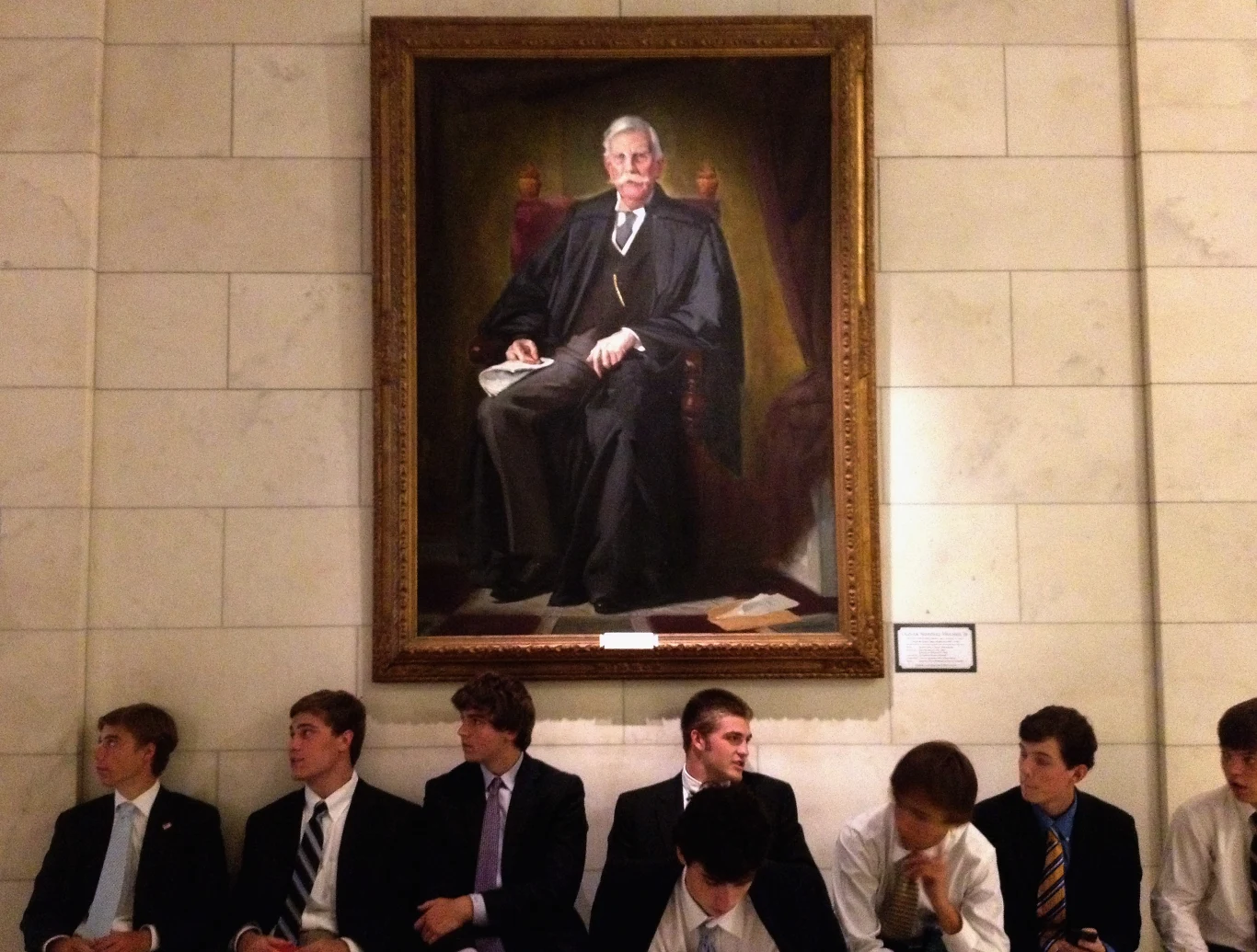 Studenci pod portretem sędziego Holmesa Studenci pod portretem sędziego Holmesa