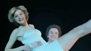 Emma Corrin jako księżna Diana w bulwersującej scenie z serialu "The Crown"