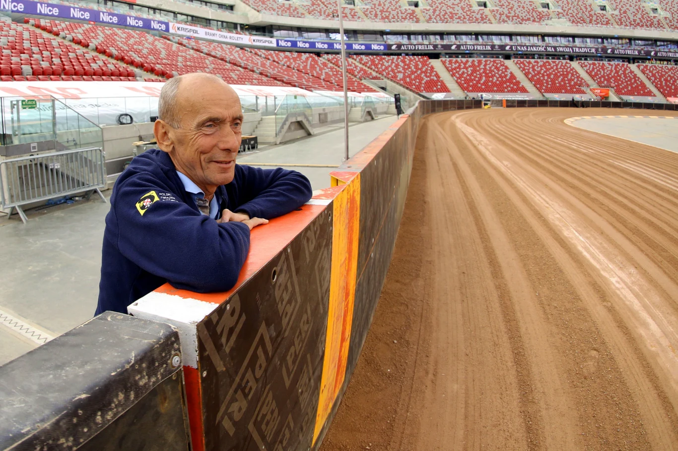 Zenon Plech 01.01.1953 - 25.11.2020 Nie bez kozery nazywano go "Super Zenonem". Jest jednym z najwybitniejszych polskich żużlowców w historii. Niestety, nigdy nie udało mu się zdobyć tytułu indywidualnego mistrza świata. Najbliżej był w 1979 roku, gdy wywalczył brązowy medal. Łącznie zdobył na MŚ 11 "krążków", w tym dwa indywidualne. W swoim dorobku miał nie tylko medale na arenie międzynarodowej. Startował też m.in. w lidze angielskiej. Brytyjczycy mieli do niego wielki szacunek. Za charakter, podejście do życia i wyniki sportowe. Kłaniali mu się w pas i traktowali go jak "swojaka".
