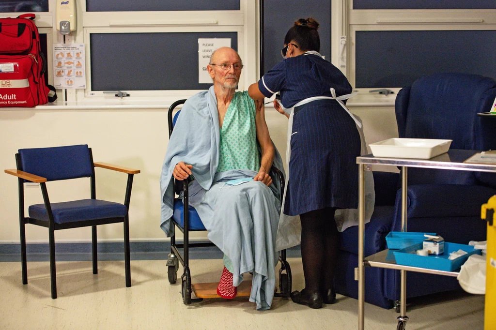 "Nie mogę znaleźć wystarczających słów podziękowania dla (pielęgniarki) May i personelu NHS (publicznej służby zdrowia – red.), którzy się mną opiekowali, a moja rada dla każdego, komu zostanie zaoferowana szczepionka, brzmi: skoro ja mogłam ją przyjąć w wieku 90 lat, to wy też możecie" - dodała. "Nie mogę znaleźć wystarczających słów podziękowania dla (pielęgniarki) May i personelu NHS (publicznej służby zdrowia – red.), którzy się mną opiekowali, a moja rada dla każdego, komu zostanie zaoferowana szczepionka, brzmi: skoro ja mogłam ją przyjąć w wieku 90 lat, to wy też możecie" - dodała.
