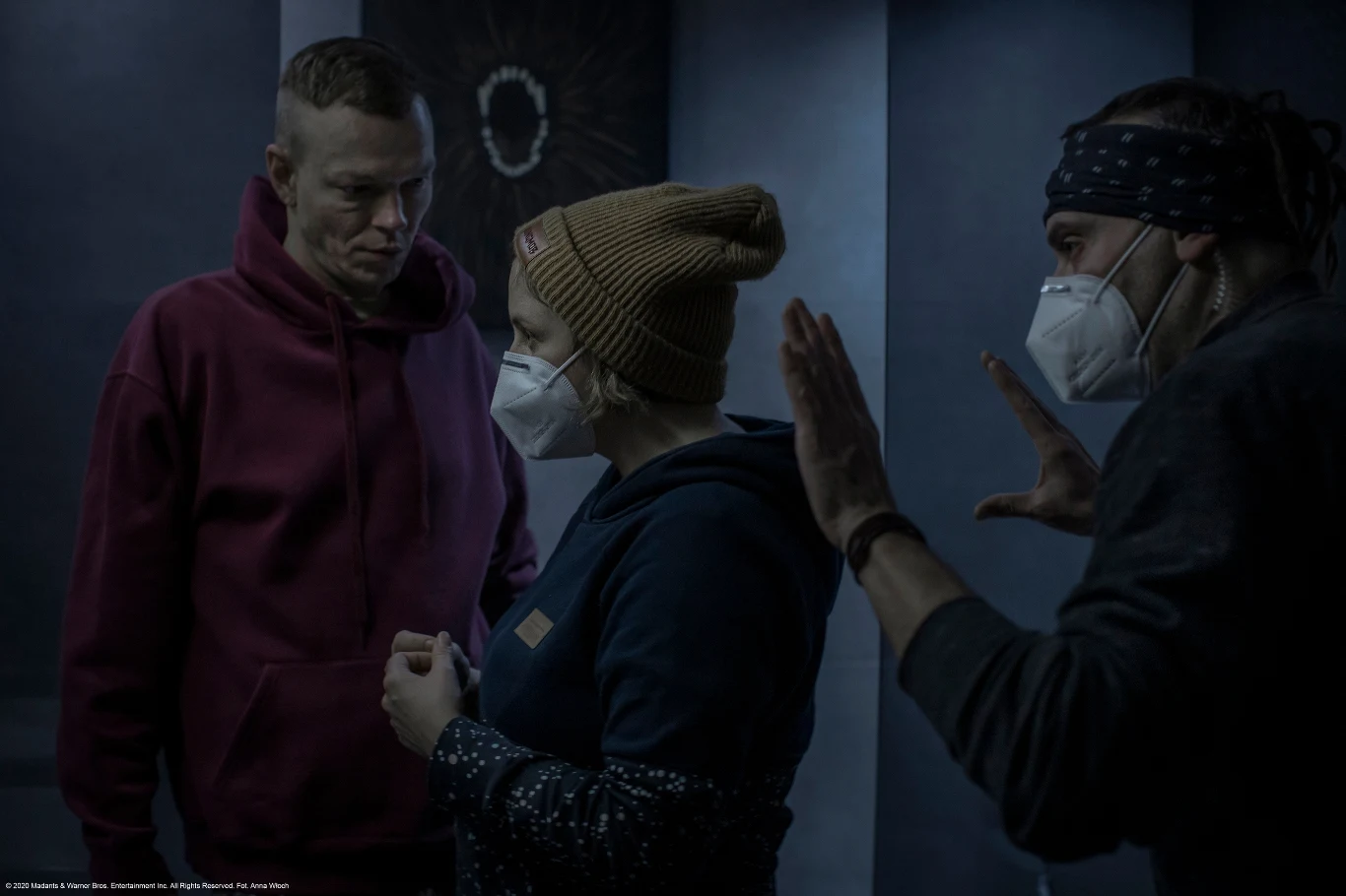 Projekt "Inni ludzie" jest pełnometrażowym debiutem reżyserskim Aleksandry Terpińskiej. Warto jednak pamiętać, że już wcześniej odnosiła sukcesy ze swoimi krótkometrażowymi produkcjami. Jej "Najpiękniejsze fajerwerki ever" otrzymały Rail d’Or i Canal+ Award na Międzynarodowym Festiwalu Filmowym w Cannes w 2018. Szlify reżyserskie zdobywała jako asystentka Wojciecha Smarzowskiego przy filmach takich jak "Kler", "Wołyń" czy "Pod mocnym aniołem".