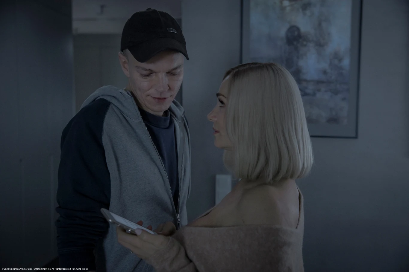 "Cieszymy się na możliwość pracy z młodymi polskimi twórcami. Idzie za tym pewna świeżość spojrzenia, nowoczesny język, odwaga. Materiał mamy już częściowo zmontowany i chociaż film zderza nas z nieprzyjemną rzeczywistością, to nie można się od niego oderwać" - zapowiada producentka Beata Rzeźniczek z MADANTS. - "To też zasługa aktorów, którzy bardzo dobrze odnaleźli się w niełatwej przecież interpretacji tekstu Masłowskiej. Udało się stworzyć coś oryginalnego, bardzo filmowego. Doświadczenie, dla którego, mam nadzieję, warto będzie się znowu wybrać do kina". 