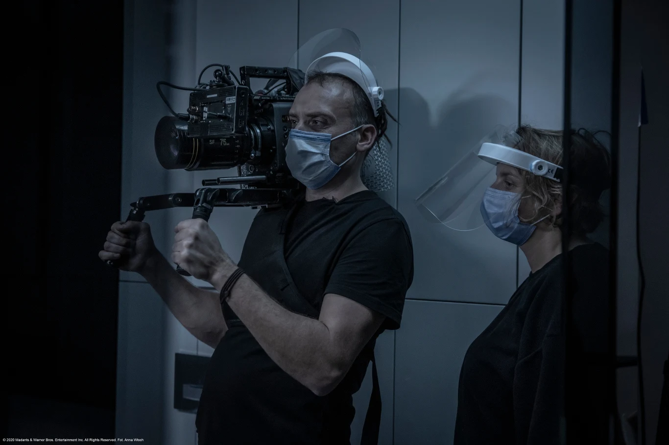 "Inni ludzie" w nowatorski i bezkompromisowy sposób prowadzą nas przez świat głównych bohaterów - współczesną Warszawę, Polskę. Towarzyszy im hipnotyzujący beat skomponowany przez Auera, który staje się mantrą i osią narracji. Auer jest jednym z ważniejszych polskich producentów muzycznych. Artysta znany jest z solowych występów oraz współpracy z Koka Beats, labelem Pezeta, m.in. przy okazji "Muzyki Współczesnej" czy kawałka "Nisko jest niebo" Pezet feat Kayah.