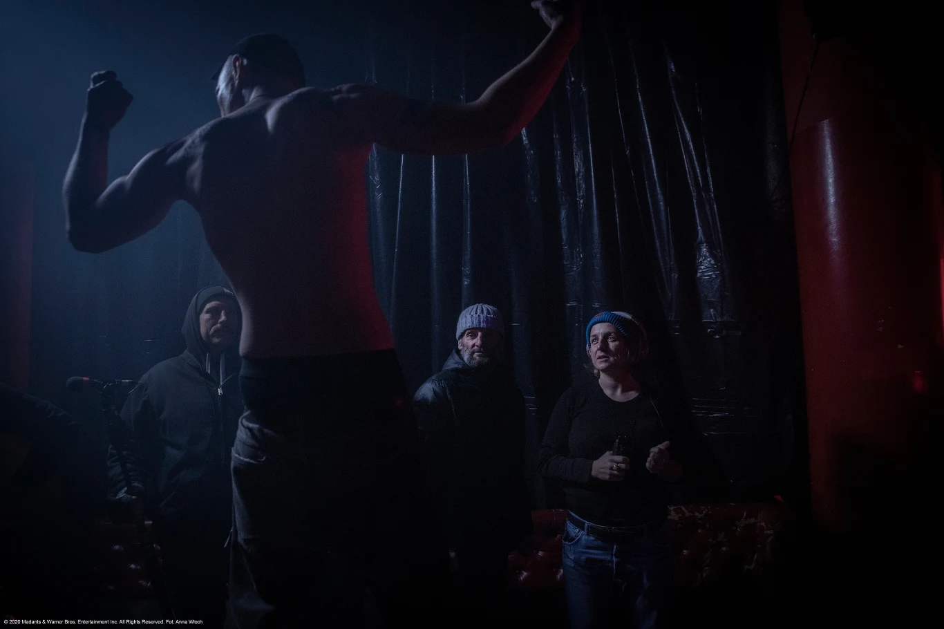 "Tworzenie filmu w tych bezprecedensowych czasach to z pewnością wyzwanie i sytuacja nowa dla całej branży filmowej" - mówi Aleksandra Terpińska, reżyserka filmu. - "Jednocześnie, dla mnie osobiście, to ogromna radość i ekscytacja z tworzenia mojego pierwszego pełnometrażowego filmu, mimo lockdownu i 8-miesięcznej przerwy w zdjęciach. Z jednej strony, robienie filmu na raty generuje mnóstwo dodatkowych kwestii do rozwiązania. Z drugiej zaś strony, miałam więcej czasu na montaż materiałów już nakręconych, zrobienie dodatkowych prób i ich analizę. Dzięki temu wracając na plan, precyzyjnie wiedziałam, co potrzebuję jeszcze nakręcić. Drugą transzę zdjęć zaczęliśmy z nową energią - ważną rolę odegrali tu moi współpracownicy - przede wszystkim Bartosz Bieniek - autor zdjęć, oraz szefowie poszczególnych pionów i aktorzy - to ich zaangażowanie i wiara w projekt sprawiły, że skończyliśmy zdjęcia z nie mniejszym entuzjazmem i siłą niż na początku. Mamy nadzieję, że udało nam się stworzyć oryginalne, odważne i autentyczne kino".