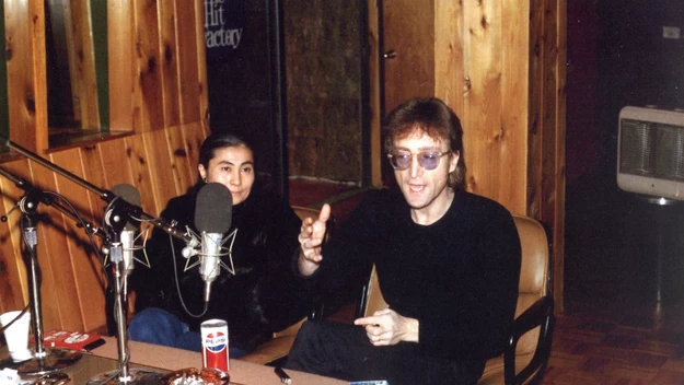 40 lat temu, 8 grudnia 1980 roku, około godz. 22:49, John Lennon, któremu towarzyszyła Yoko Ono, został czterokrotnie postrzelony w plecy w bramie budynku Dakota House na nowojorskim Manhattanie, gdzie znajdował się apartament artysty. Policjanci przewieźli radiowozem rannego Lennona do szpitala Roosevelta, gdzie o godzinie o 23:07 lekarze stwierdzili zgon. 

"Człowieku, czy wiesz, co zrobiłeś?" - zapytał policjant. "Zastrzeliłem Johna Lennona" - odpowiedział Mark Chapman, któremu kilka godzin wcześniej John Lennon złożył podpis na wydanym wówczas albumie "Double Fantasy".

Zdjęcie wykonane dwa dni przed zabójstwem.