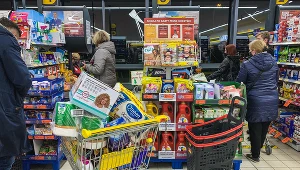 W czasie pandemii Polacy zdecydowanie omijają sobotnie zakupy