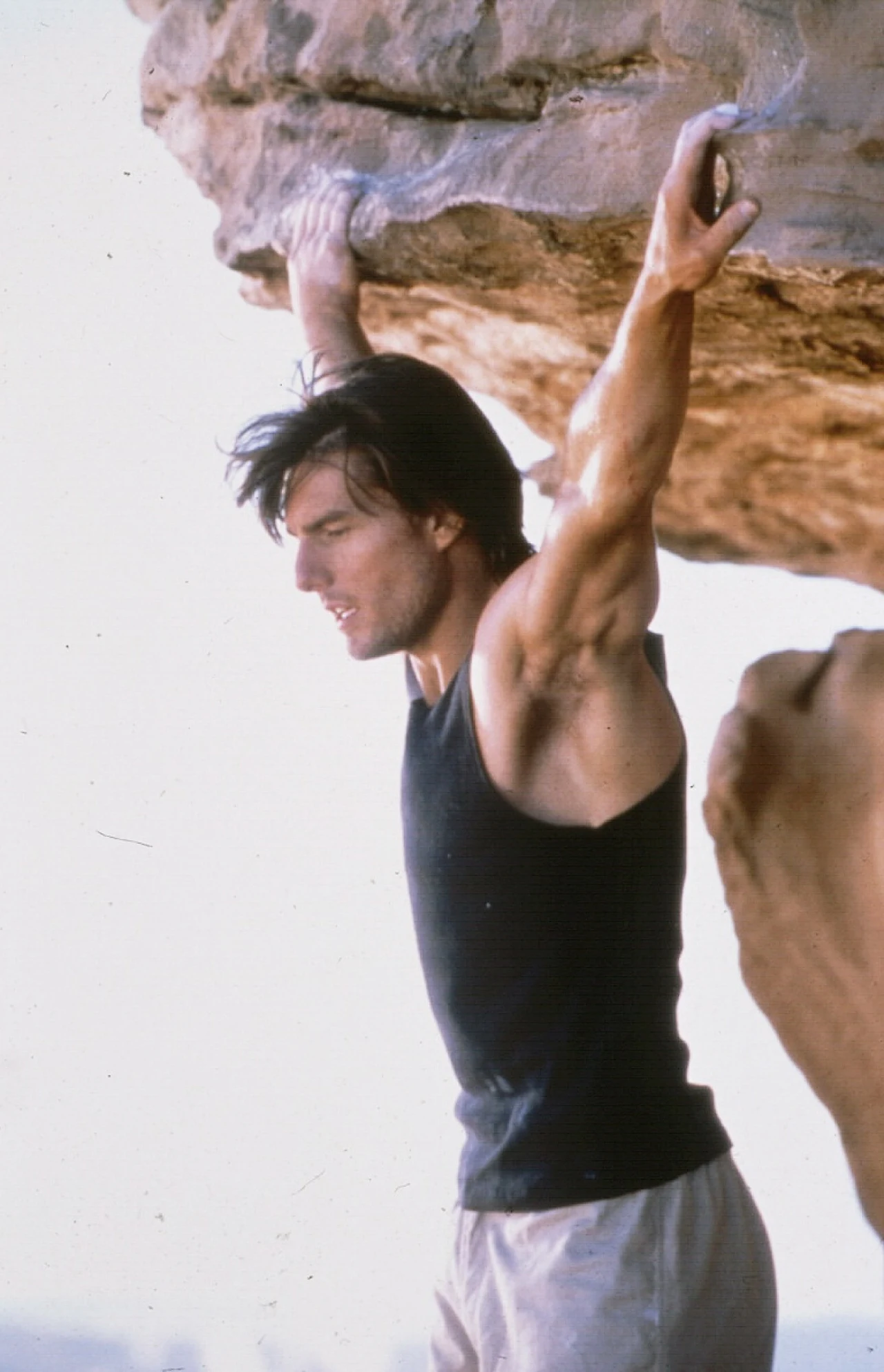 Nie da się ukryć, że swój gwiazdorski status Cruise utrzymuje od lat w dużej mierze dzięki serii "Mission: Impossible". Film Briana De Palmy z 1996 roku był gigantycznym sukcesem i zapoczątkował cykl, którego kolejne odsłony biją rekordy popularności. 25 lat po realizacji pierwszego filmu, realizowane są właśnie (jednocześnie!) jego siódma i ósma już część.

Jedną z najlepszych odsłon serii jest z pewnością "Mission: Impossible 2". <b> Film Johna Woo w sobotę, 12 grudnia, przypomni o 18:25 Polsat Film.</b> Grany przez Cruise'a agent MI6 Ethan Hunt po raz kolejny staje tu przed z pozoru "niemożliwym do wykonania" zadaniem. Musi zwerbować międzynarodowej klasy złodziejkę, aby dotrzeć do byłego agenta rządowego, który wykradł z laboratorium firmy farmaceutycznej próbki śmiertelnego wirusa, zwanego Chimerą. Szaleniec chce wywołać światową epidemię i wzbogacić się na zyskach ze sprzedaży antidotum...