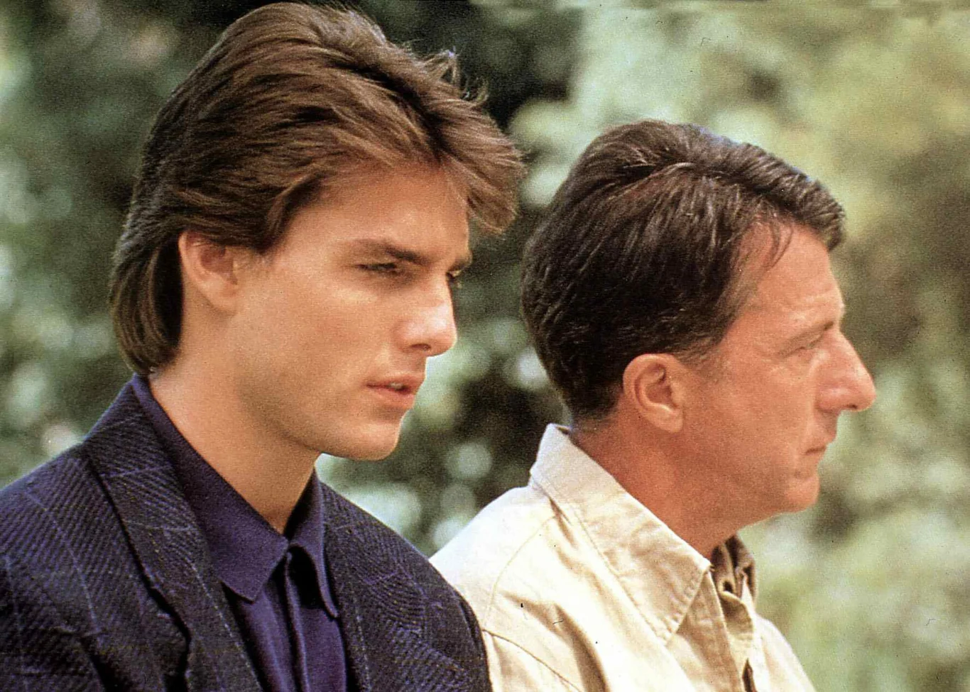 Zaledwie dwa lata później Cruise zagrał u boku innej legendy kina, Dustina Hoffmana, w niezwykle popularnym "Rain Manie" (1988). W filmie Barry'ego Levinsona Tom wcielił się w Charlie'ego Babbita, biznesmena, który przeżywa poważne kłopoty finansowe. Po śmierci ojca liczy na pokaźny spadek, jednak okazuje się, że ten, skłócony za życia z synem, cały majątek zapisał na rzecz szpitala psychiatrycznego. Charlie rusza na miejsce, gdzie dowiaduje się, że ma cierpiącego na autyzm brata, Raymonda (Hoffman). Licząc na połowę spadku, porywa go pod pretekstem przejęcia nad nim opieki.