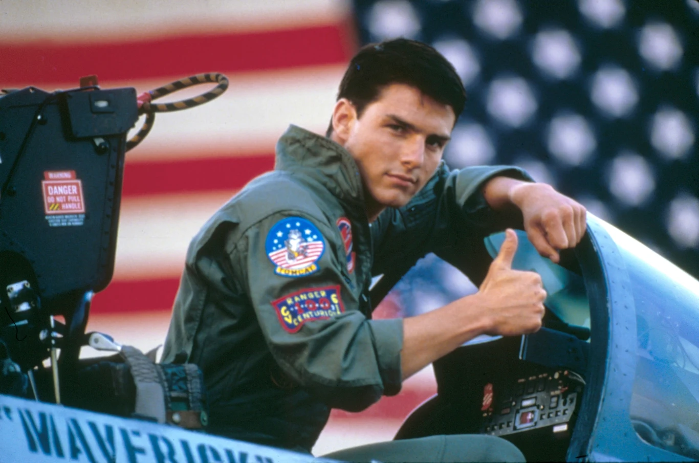 Przełomowym dla kariery Cruise'a okazał się zrealizowany rok później przez Tony'ego Scotta film akcji "Top Gun" (1986), opowiadający o szkole pilotów marynarki wojennej. Aktor wystąpił tam razem z Kelly McGillis i Valem Kilmerem. Po "Top Gun" (sequel produkcji zapowiadany jest na 2021 rok), który przyniósł producentom dochody w wysokości 350 mln dolarów, Cruise zyskał światową sławę. Później już prawie każdego roku można go było oglądać w głośnych i kasowych produkcjach...