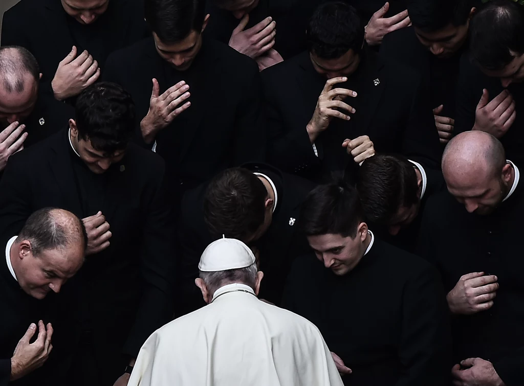 Papież Franciszek mówi o błędach w Kościele. I upomina, na zdjęciu: papież Franciszek w otoczeniu księży Papież Franciszek mówi o błędach w Kościele. I upomina, na zdjęciu: papież Franciszek w otoczeniu księży