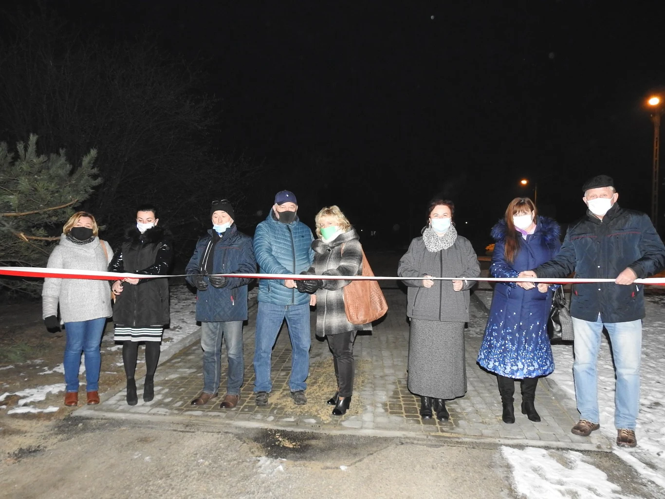 Urzędnicy Ogrodzieńca przecinają wstęgę na progu zwalniającym / Fot: Fanpage Gminy Ogrodzieniec na Facebooku Urzędnicy Ogrodzieńca przecinają wstęgę na progu zwalniającym / Fot: Fanpage Gminy Ogrodzieniec na Facebooku