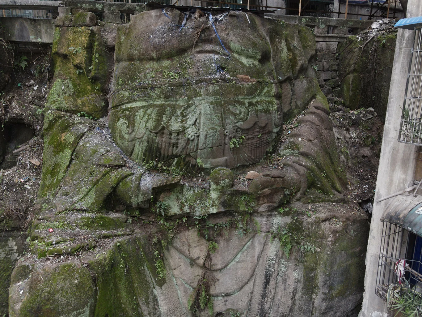 Dynastia Song rządziła Chinami pomiędzy X a XIII w. Za jej czasów utworzony pierwszy na świecie rząd, który emitował papierowe pieniądze i utworzył marynarkę wojenną.