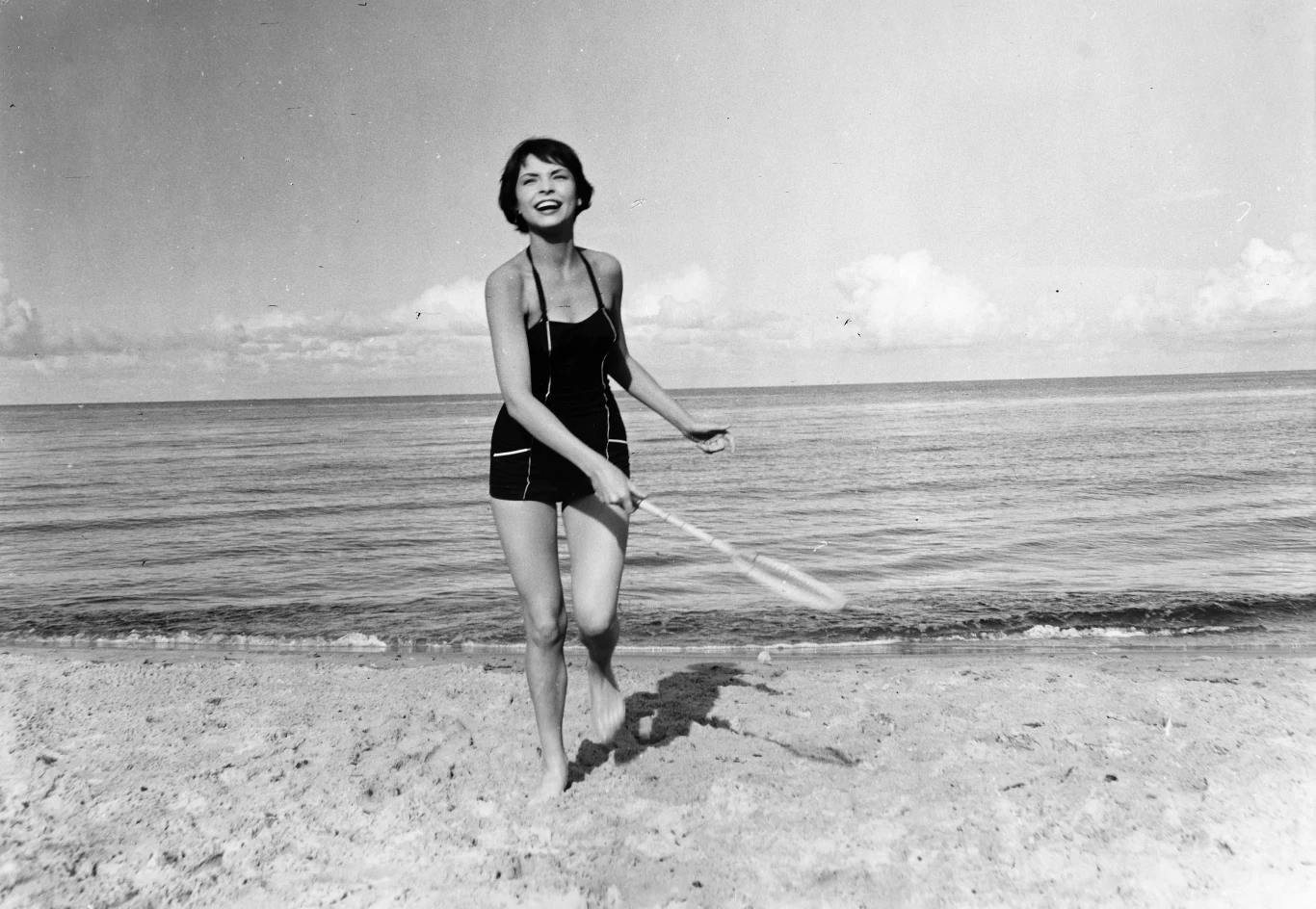 Nałóg niszczył jej życie i karierę. Zagrała jeszcze co prawda w kilku filmach, ale wielu reżyserów bało się ją angażować. "Poczucie klęski zaczęła zagłuszać alkoholem. Coraz częściej nawalała w pracy. Zdarzało się, że znikała z planu nagle i bez uprzedzenia" - mówił o niej Kazimierz Kutz. Z ostatnim mężem, robotnikiem Janem Perzyną, razem stoczali się na samo dno. Ich życie to były: libacje, burdy, interwencje policji, skrajna bieda. Teresa Tuszyńska zmarła zapomniana 19 marca 1997 roku. Miała 57 lat.

Na zdjęciu: Teresa Tuszyńska w filmie "Drugi człowiek"