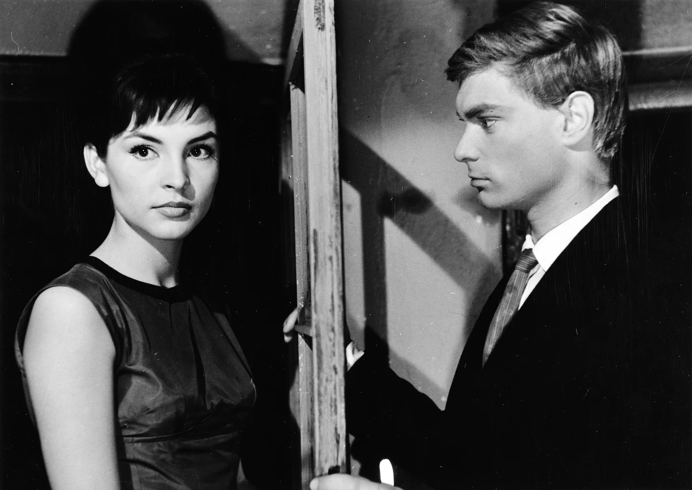 "W ogóle nie czuło się, że chce zrobić karierę" - mówił aktor Jerzy Jogałła, który grał z Teresą Tuszyńską w "Tarpanach" Kazimierza Kutza. "Odczuwałem w niej błyskotliwą drwinę do świata filmu. Ksywa, którą Kazimierz Kutz jej dał – Tetetka – to nie tylko skrót od imienia i nazwiska, ale też broń palna. Bo była wybuchowa".

Na zdjęciu: Teresa Tuszyńska i Jerzy Jogałła w filmie "Tarpany"