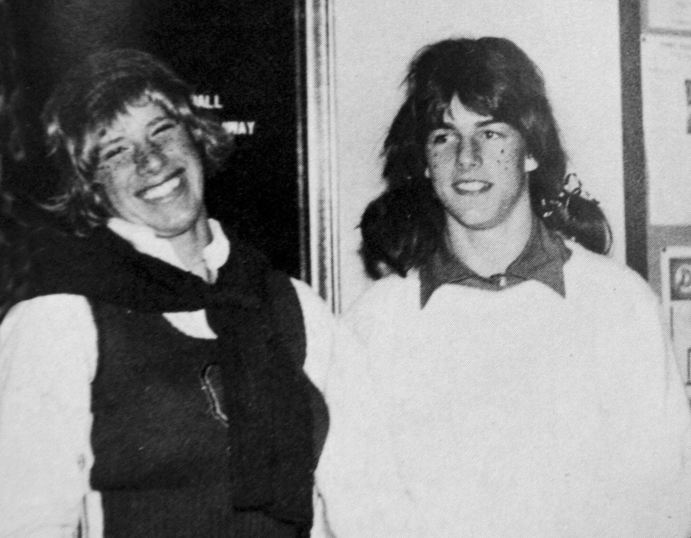  "Młodzieniec wrażliwy, religijny, który myślał o tym, by zostać księdzem" - tak Cruise'a z okresu, gdy był nastolatkiem, opisał znany amerykański portal filmowy IMDb. Po ukończeniu szkoły Tom przeprowadził się do Nowego Jorku. Już wtedy myślał o aktorstwie. Zaczął od chodzenia na castingi do reklam, często jednak żegnano go argumentem: "zbyt wyrazisty". Ma uśmiech zwycięzcy - oceniano, przy okazji wymieniania jego charakterystycznych cech wyglądu.