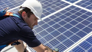 Kolektory słoneczne czerpią energię z promieniowania słońca, dlatego też stanowią często wspomaganie innych rodzajów ogrzewania