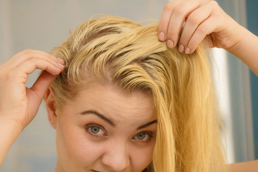 Poznaj domowe sposoby na przetłuszczające się włosy 