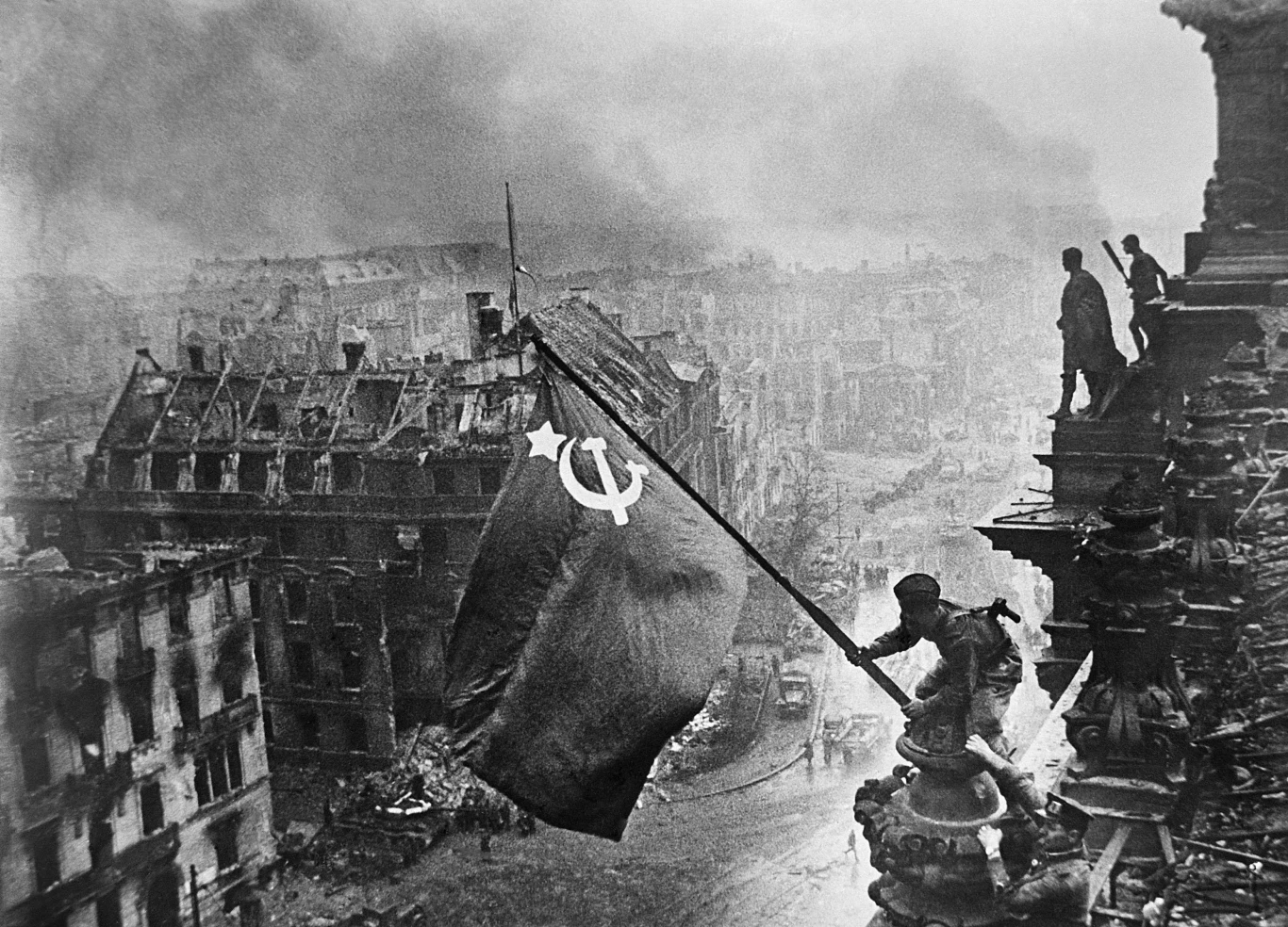 Zwycięska flaga Związku Radzieckiego powiewająca nad Berlinem, rok 1945 Zwycięska flaga Związku Radzieckiego powiewająca nad Berlinem, rok 1945