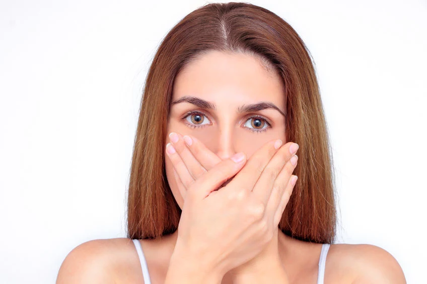Skąd bierze się brzydki zapach z ust? 