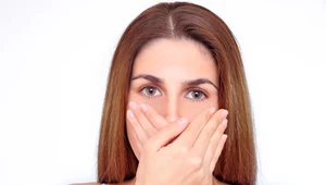Skąd bierze się brzydki zapach z ust? 