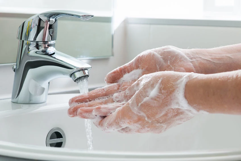 Mycie rąk szarym mydłem 